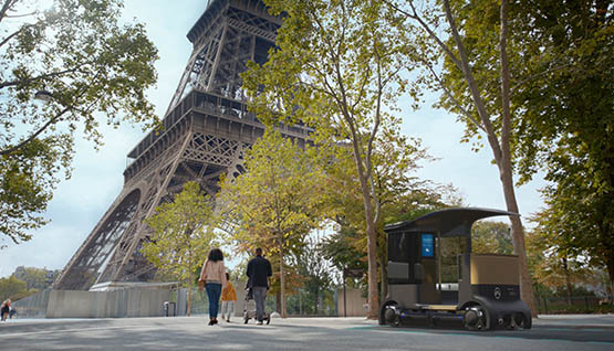Pod JCDecaux City Provider et famille près de la Tour Eiffel