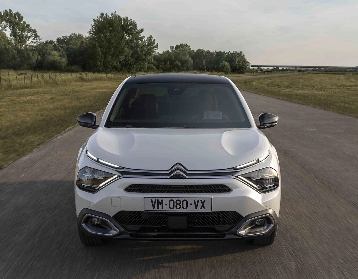 Face avant de Citroën ë-C4 X Électrique